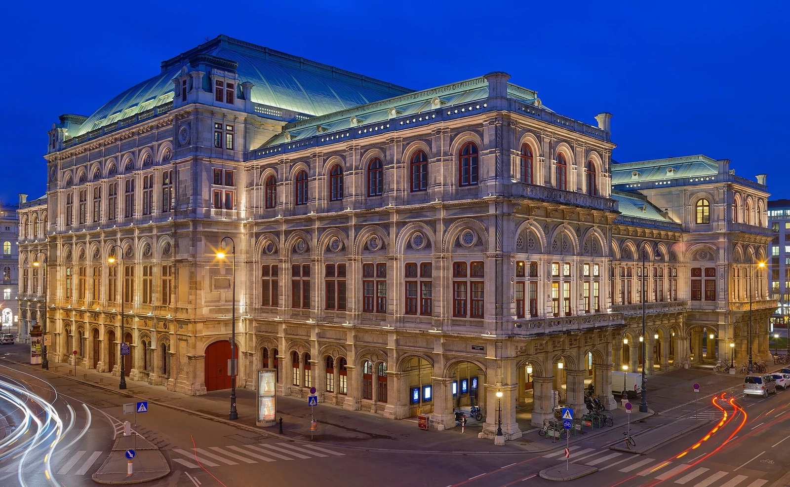 20180109 Vienna State Opera at blue hour 850 9387.jpg