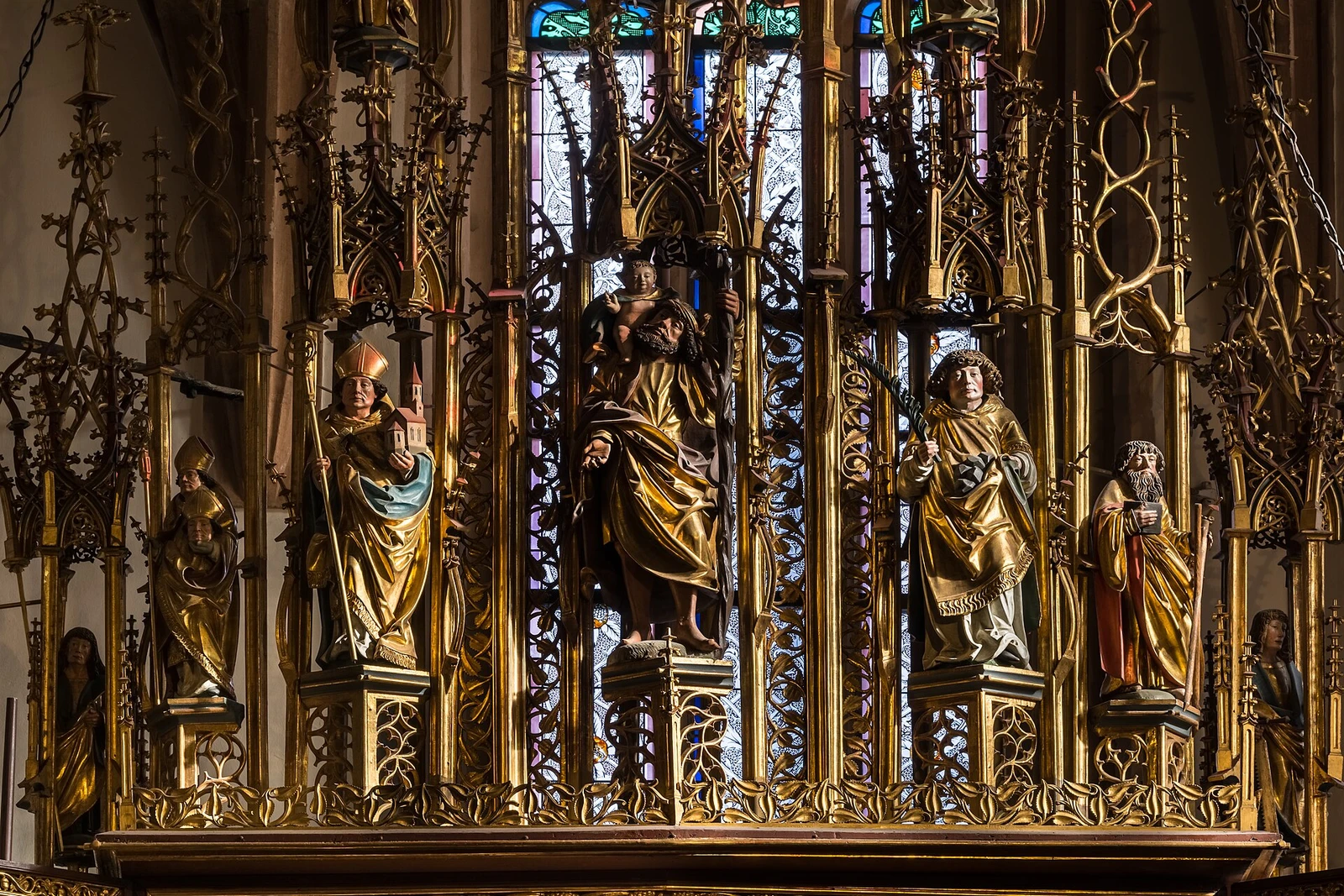 Hallstatt kath. Kirche Marienaltar Gesprenge 01.jpg