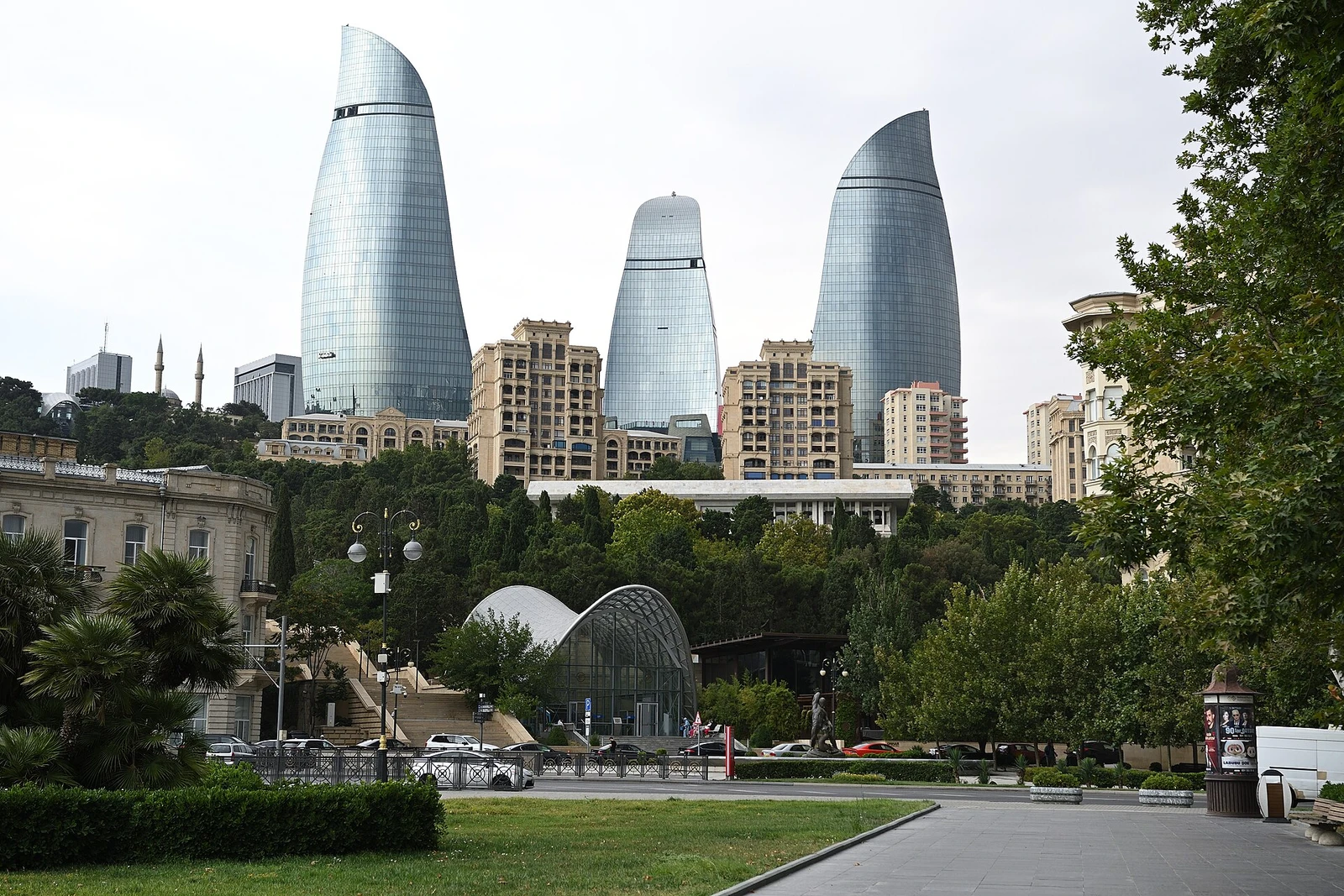 Flame Towers von der Uferpromenade.jpg
