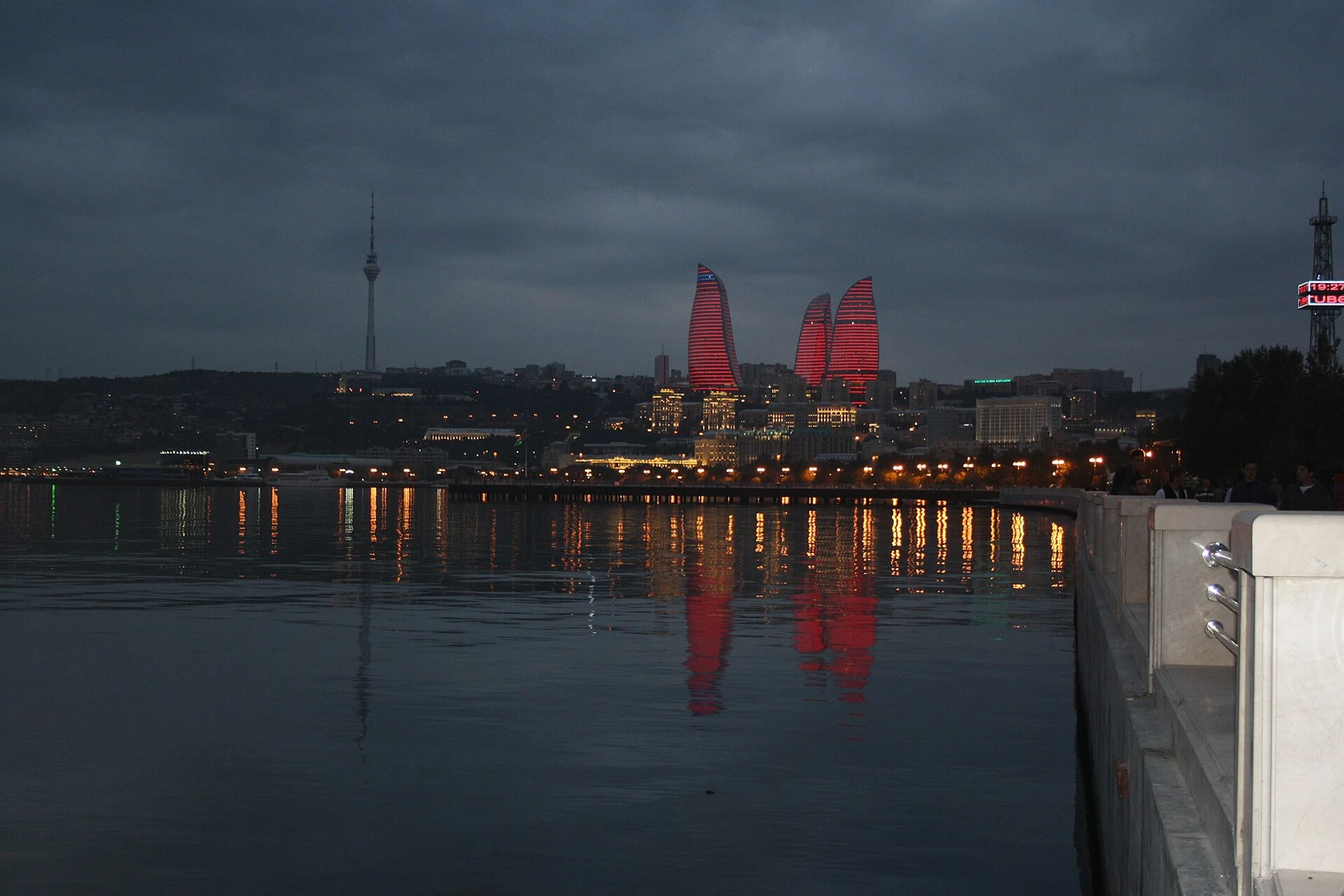 Flame towers from Baku boulevard.JPG