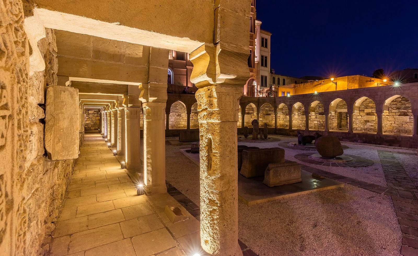 Centro histórico, Baku, Azerbaiyán, 2016-09-26, DD 221-223 HDR.jpg