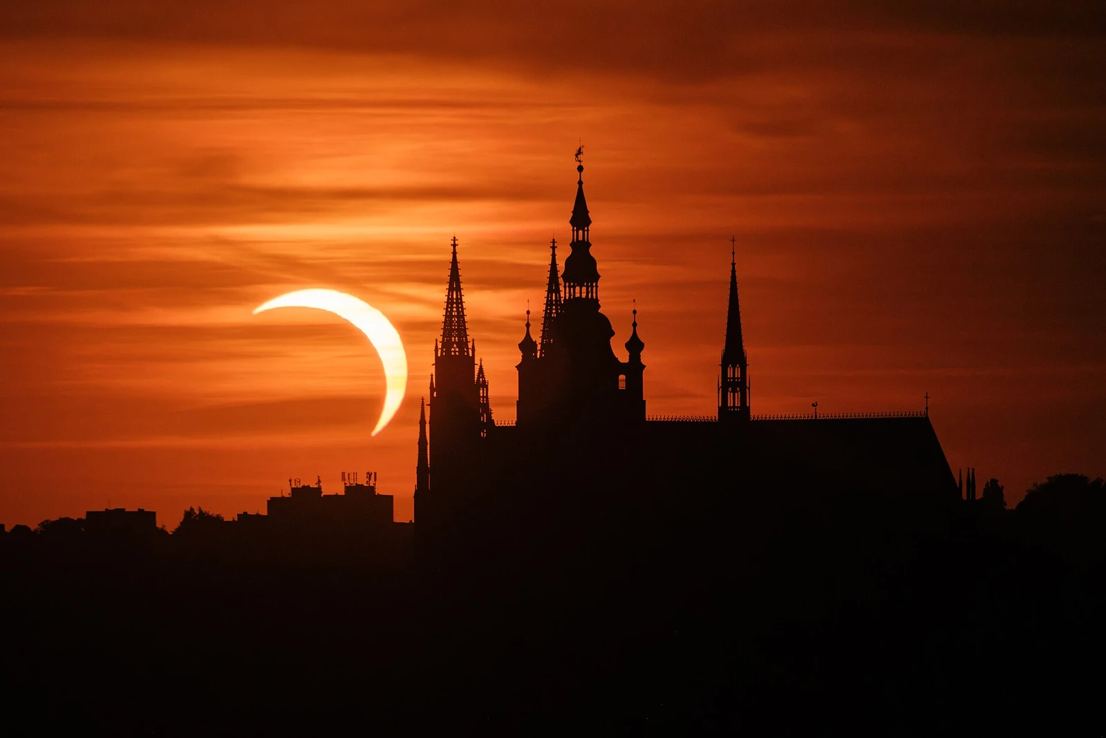 Solar eclipse of 2026 August 12 in Prague (Prague Castle from Riegrovy sady).jpg