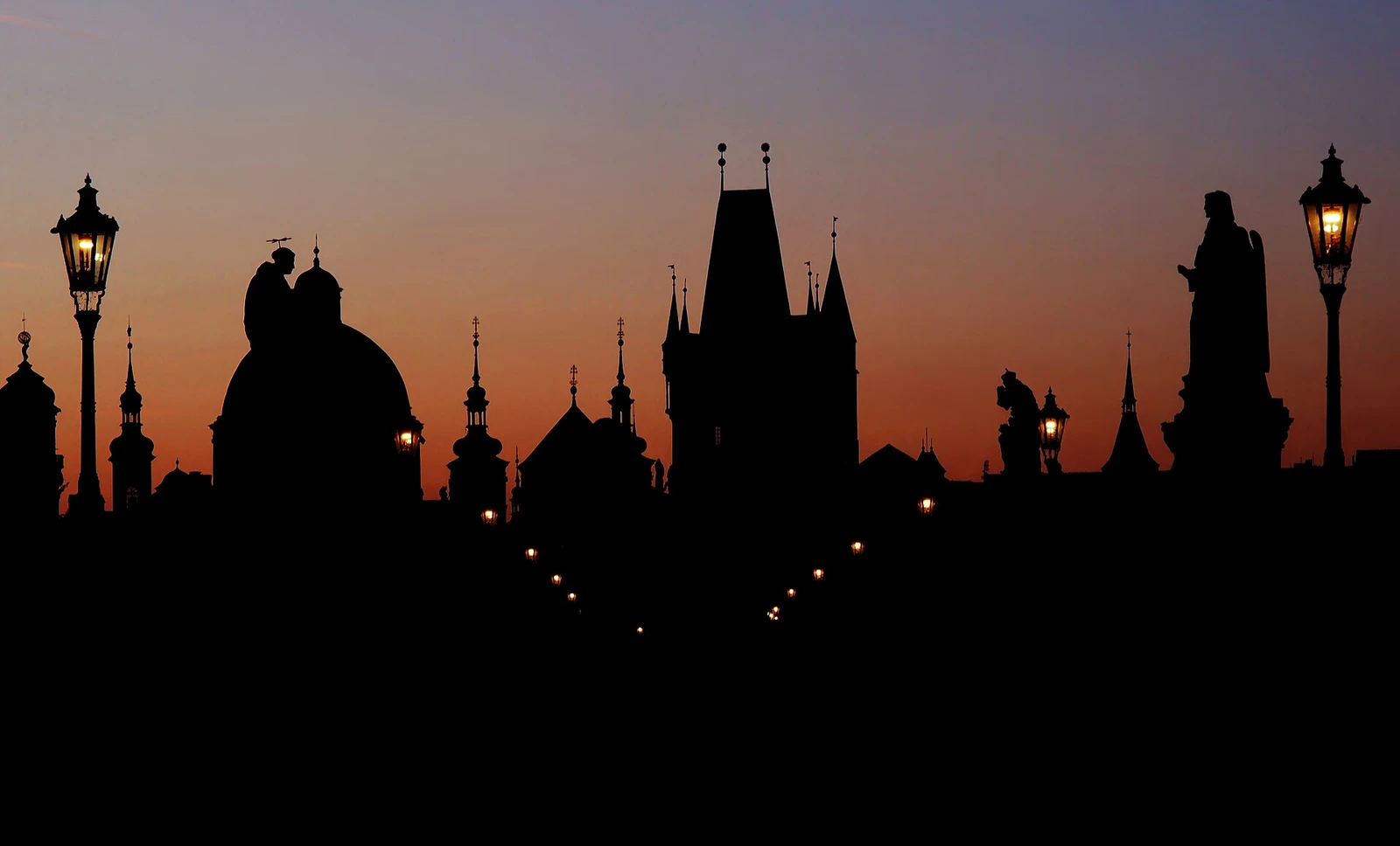Prague skyline at dawn.jpg