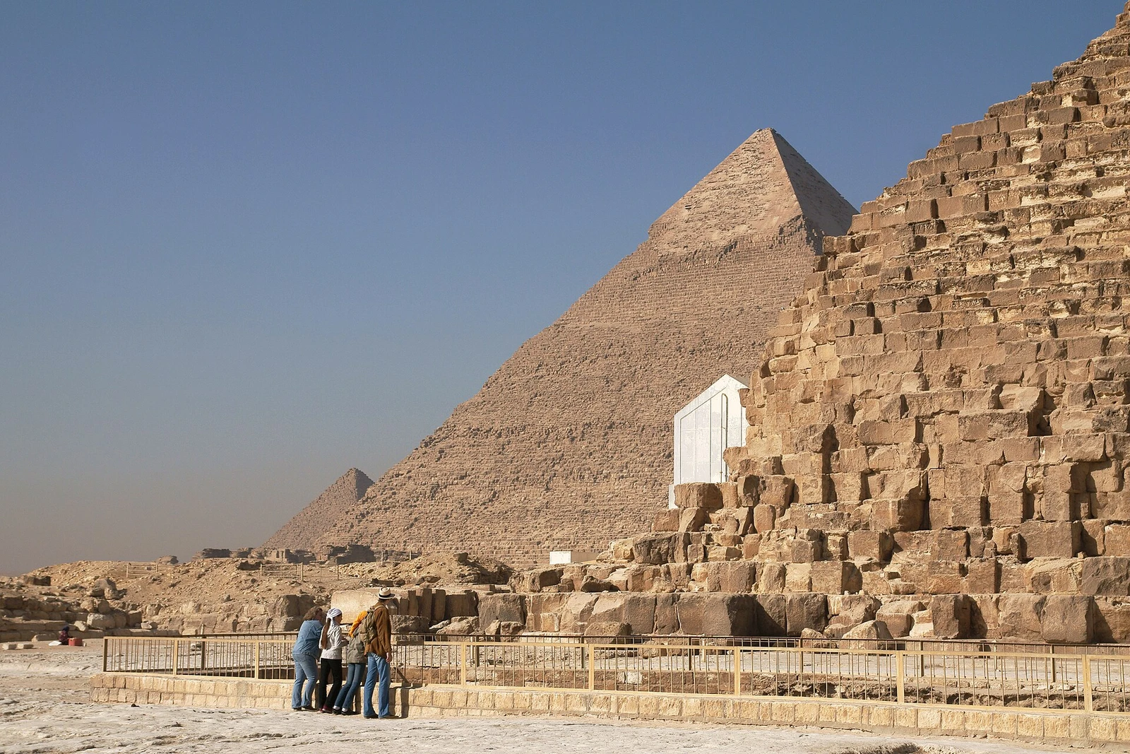 Pyramids of Giza and boat pit.jpg