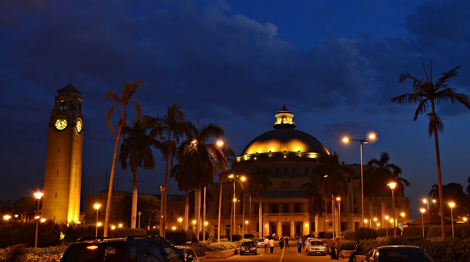 Cairo University after sunset.JPG