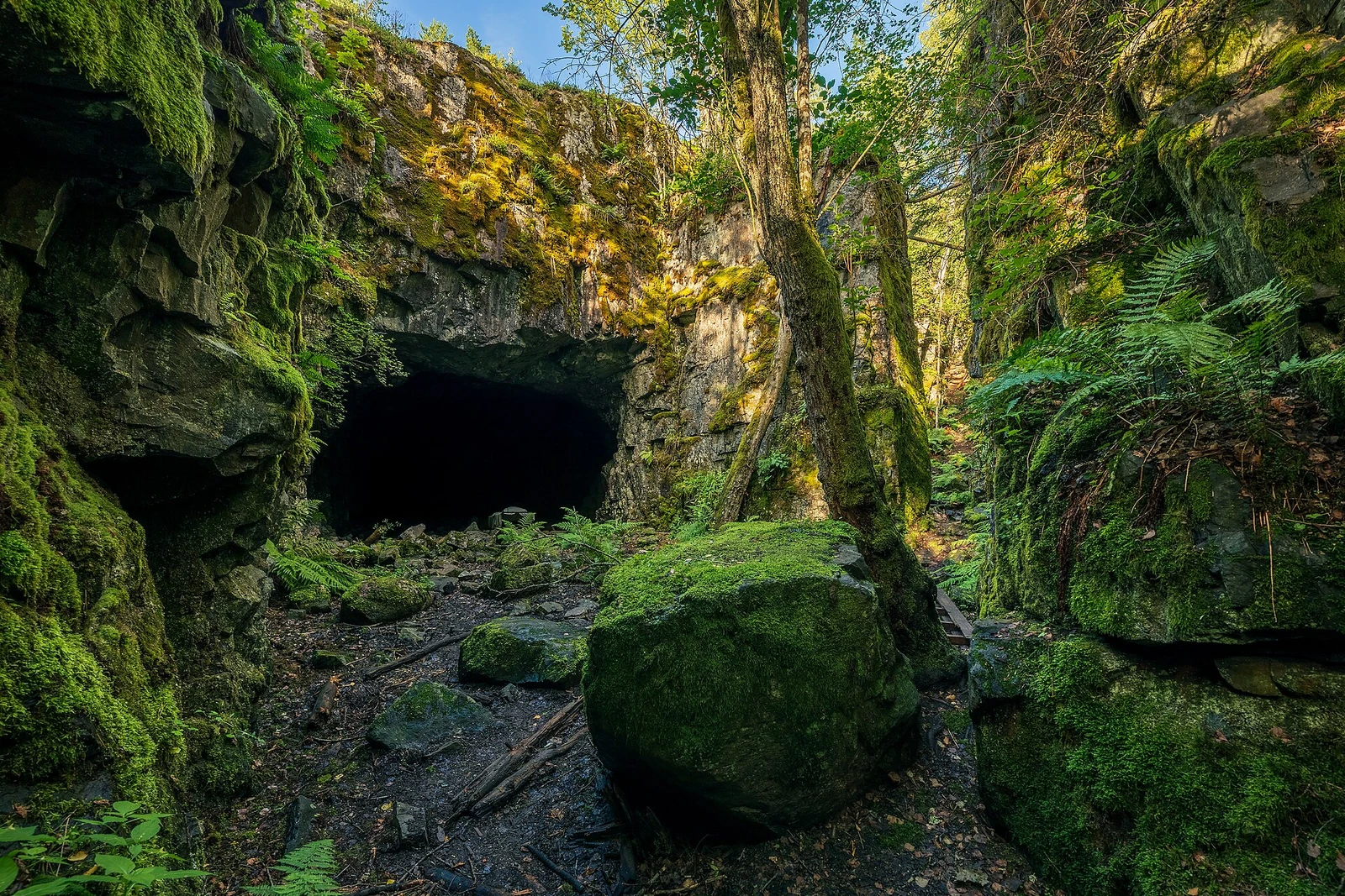 Excavated cave in Mustavuori nature reserve, Mustavuori, Helsinki, Finland, 2022 August - 2.jpg