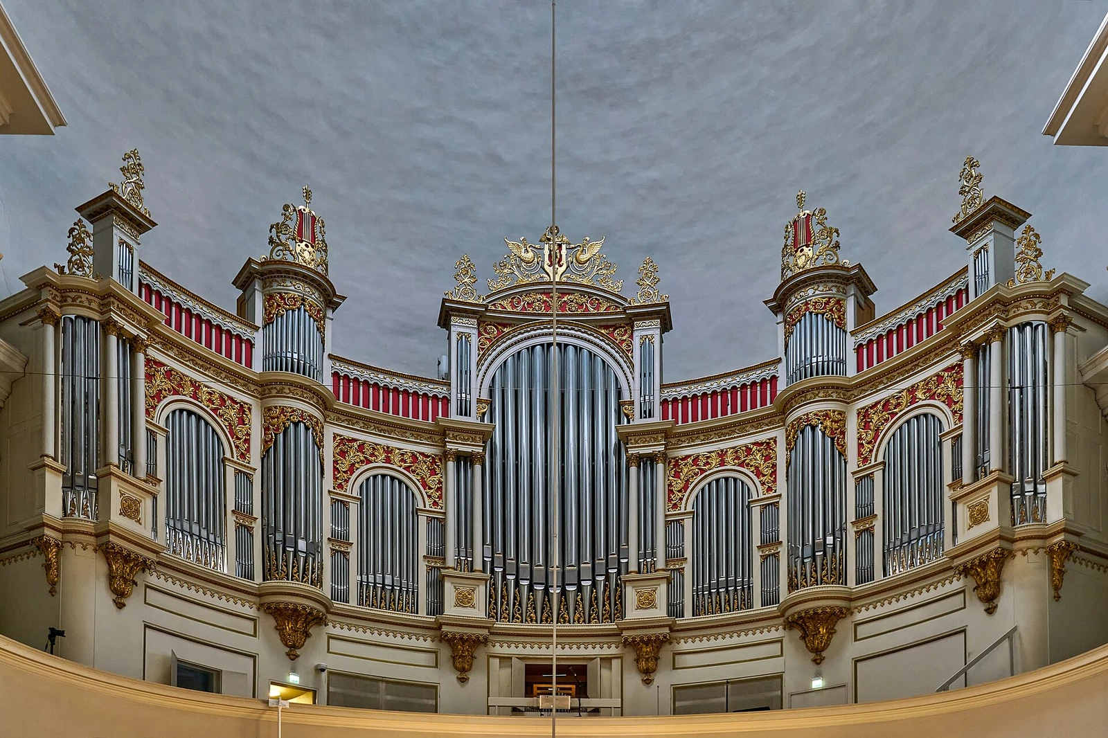 0140 FIN Helsinki Main Lutheran Cathedral organ V-P.jpg