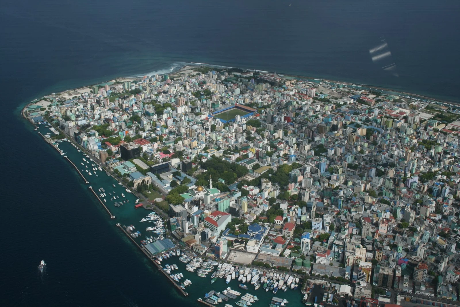 Aerial view of Malé - Maldives - 12 July 2008.jpg