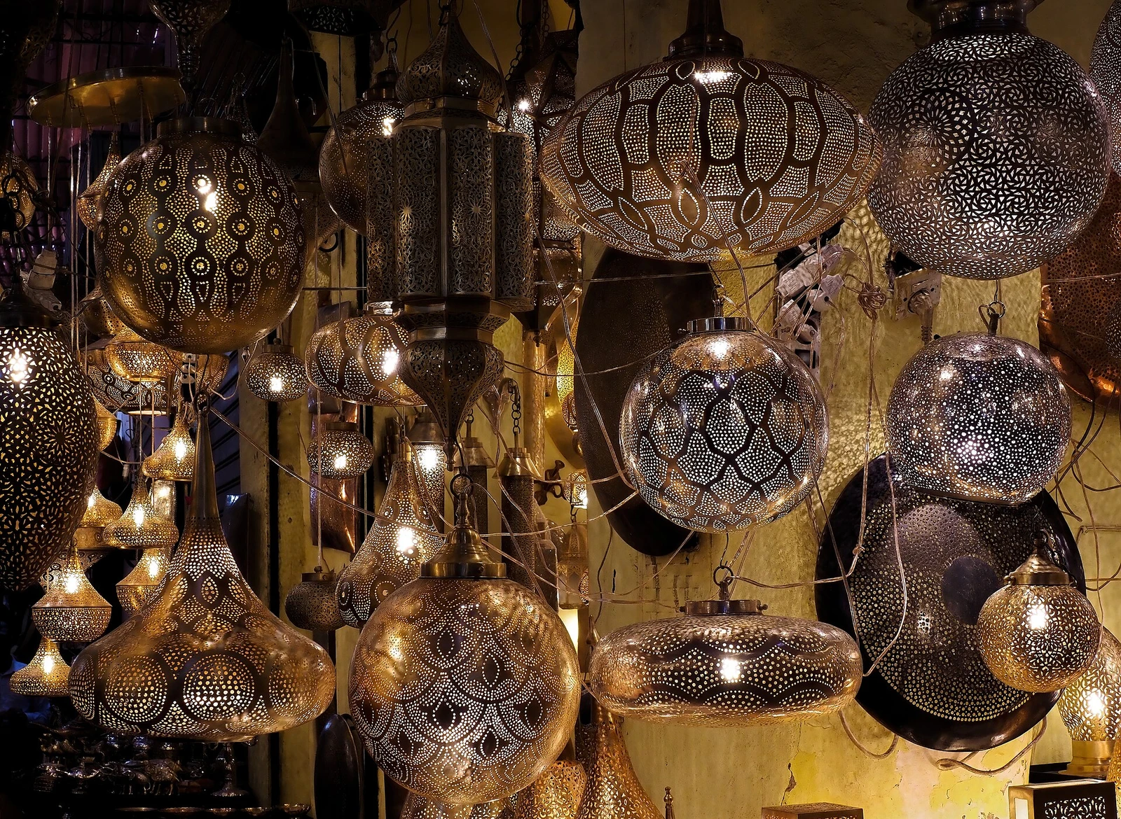 Oriental hanging lanterns. Souk Haddadine, Marrakech Medina (سوق الحدادين مراكش).jpg
