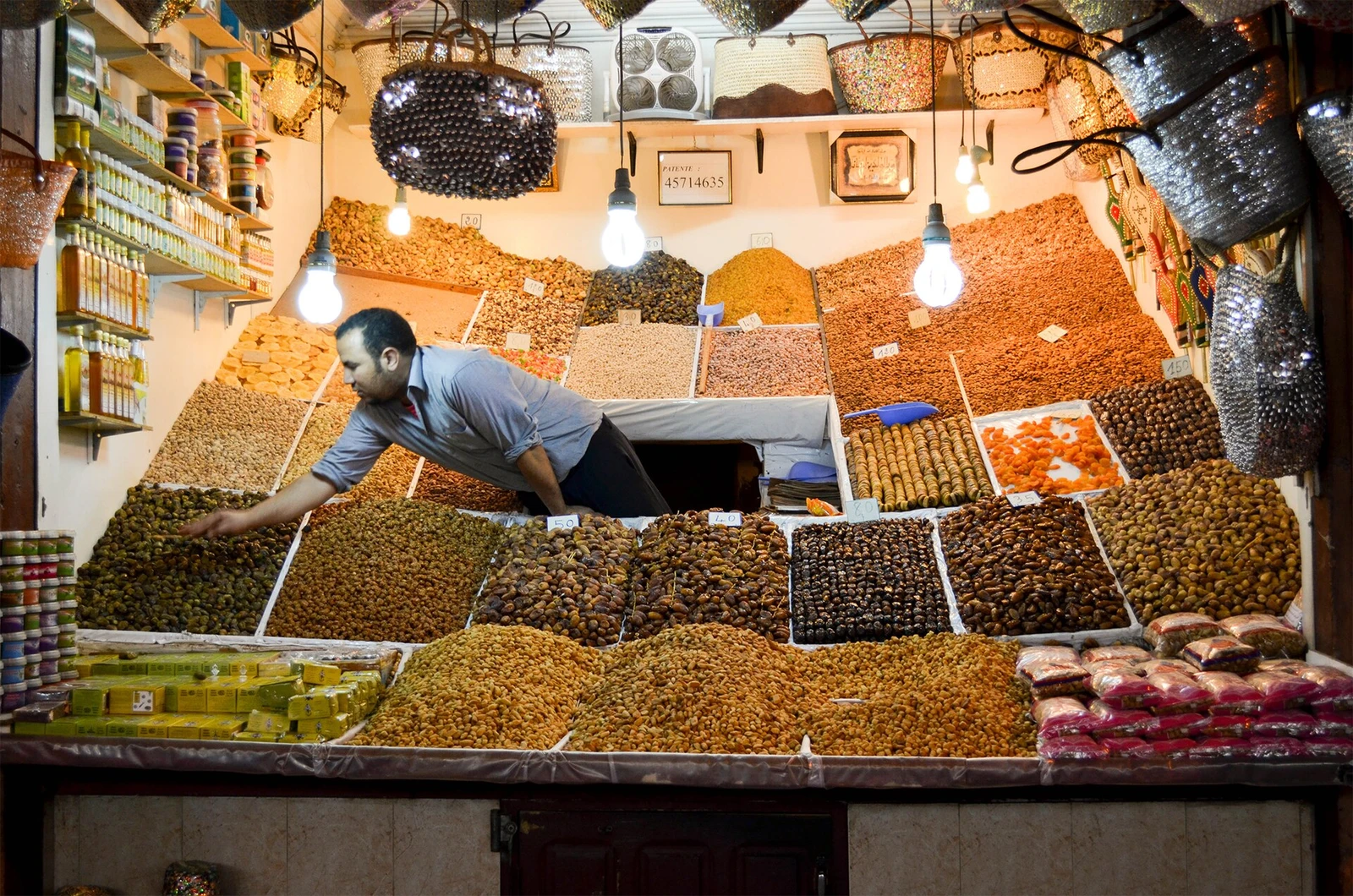 Puesto de frutos en el Zoco -- 2014 -- Marrakech, Marruecos.jpg