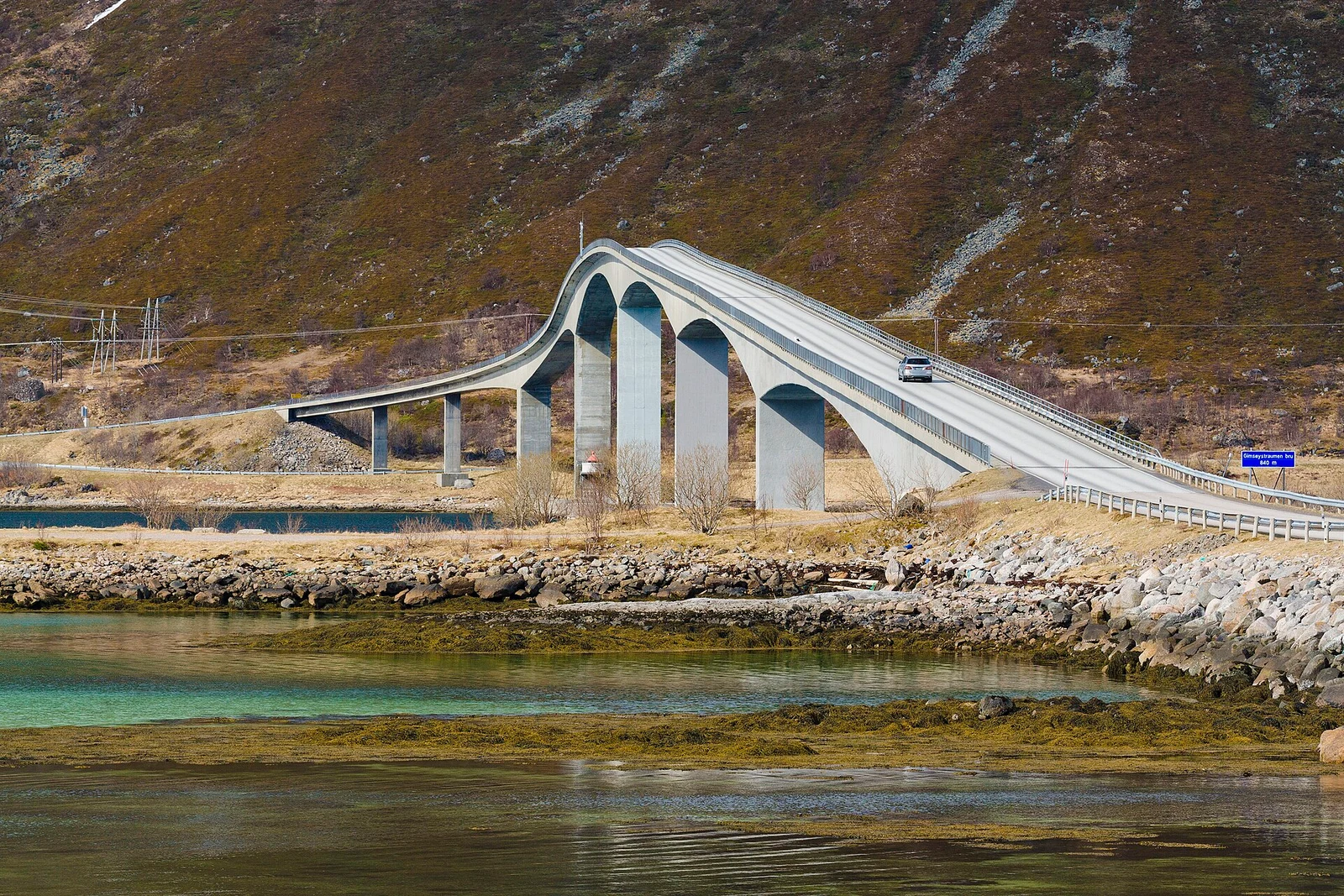Gimsøystraumen Bridge in Vågan, Lofoten, Norway, 2015 April.jpg