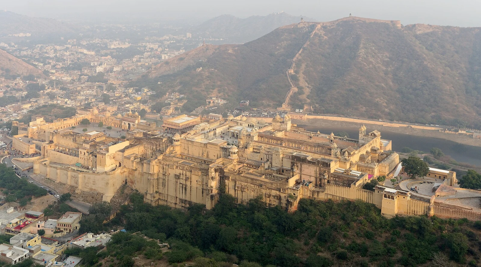 20191218 Amber Fort seen from Jaigarh Fort 1617 9427.jpg
