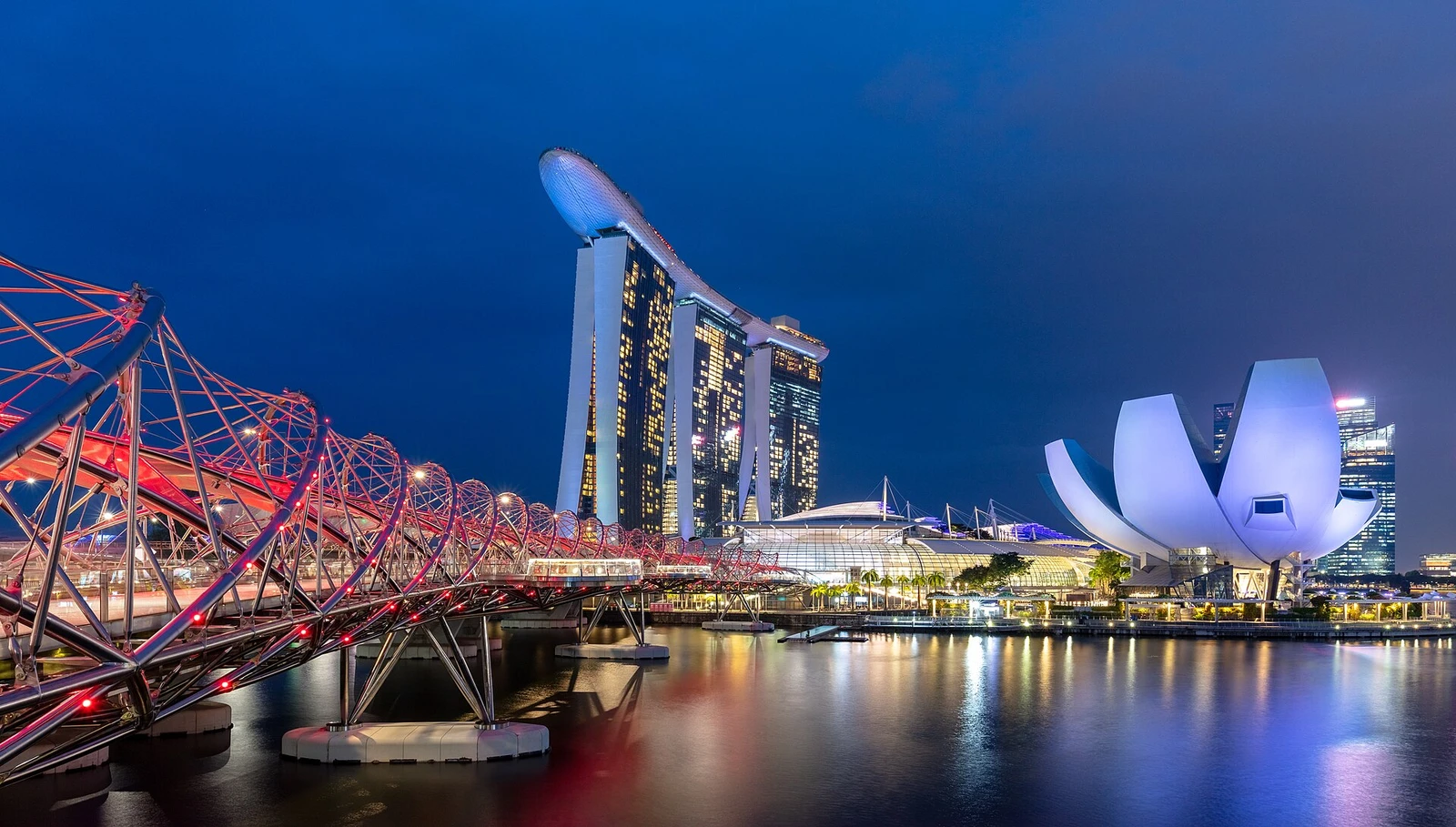 Puente Helix, museo ArtScience y hotel Marina Bay Sands, Marina Bay, Singapur, 2023-08-17, DD 67-69 HDR.jpg
