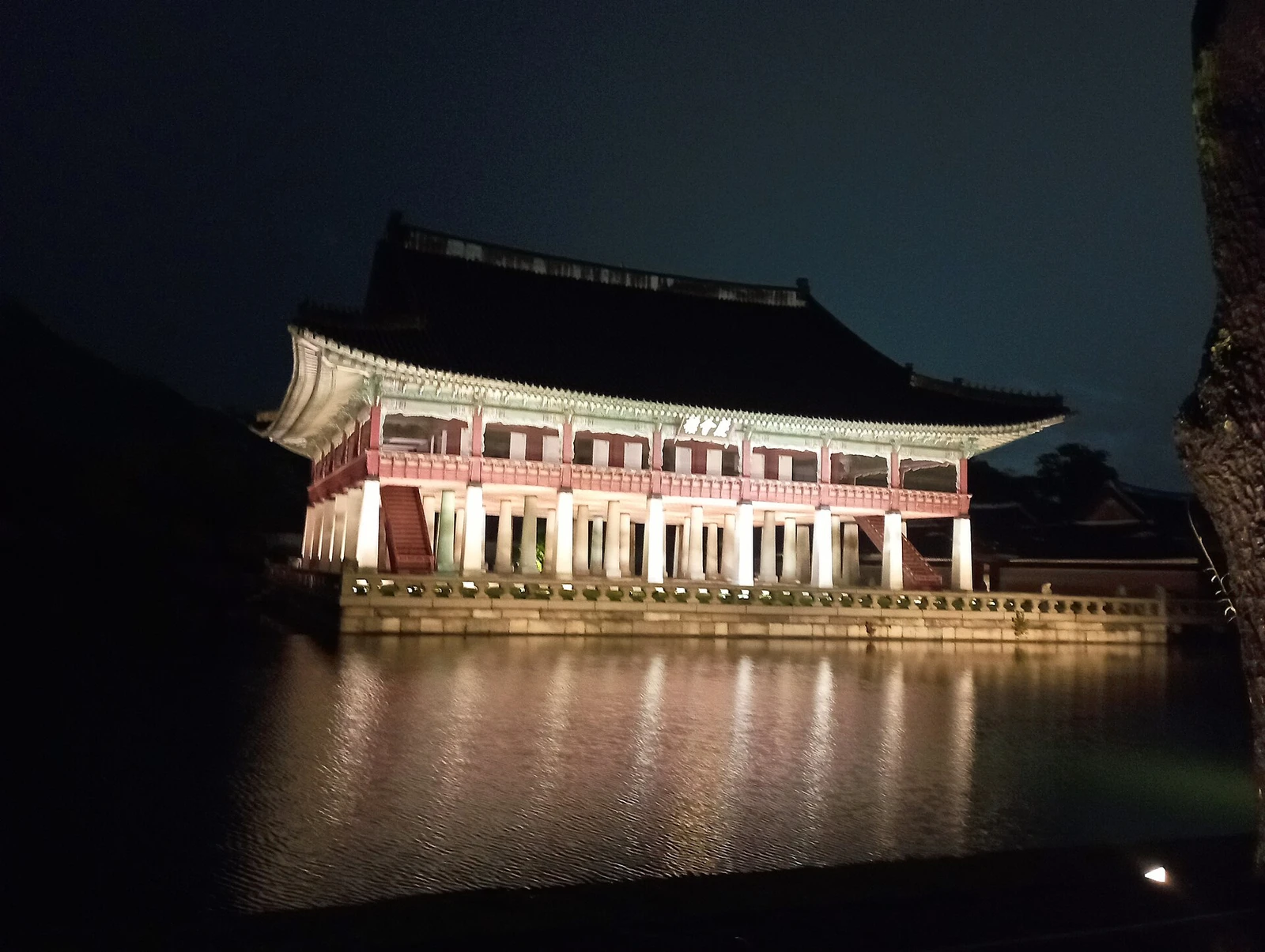 Gyeonghoeru Pavilion at Gyeongbokgung Palace.jpg