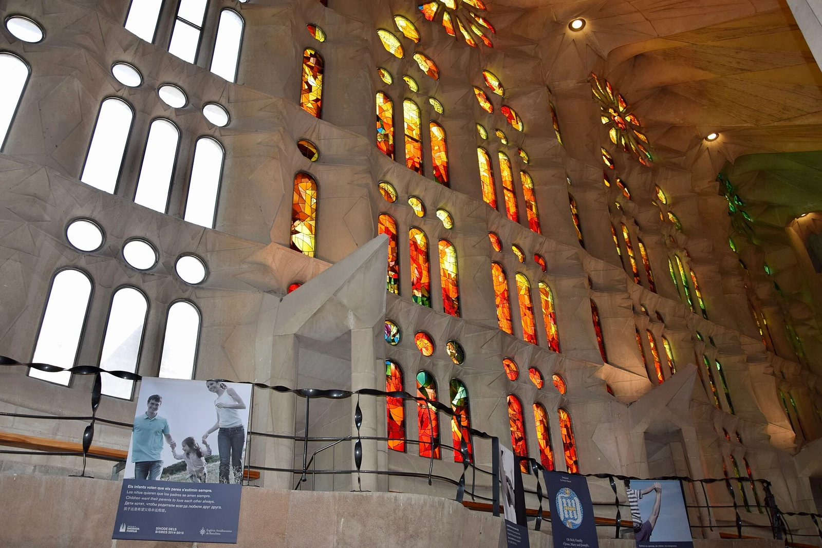 Sagrada Familia Stained Glass 01.jpg