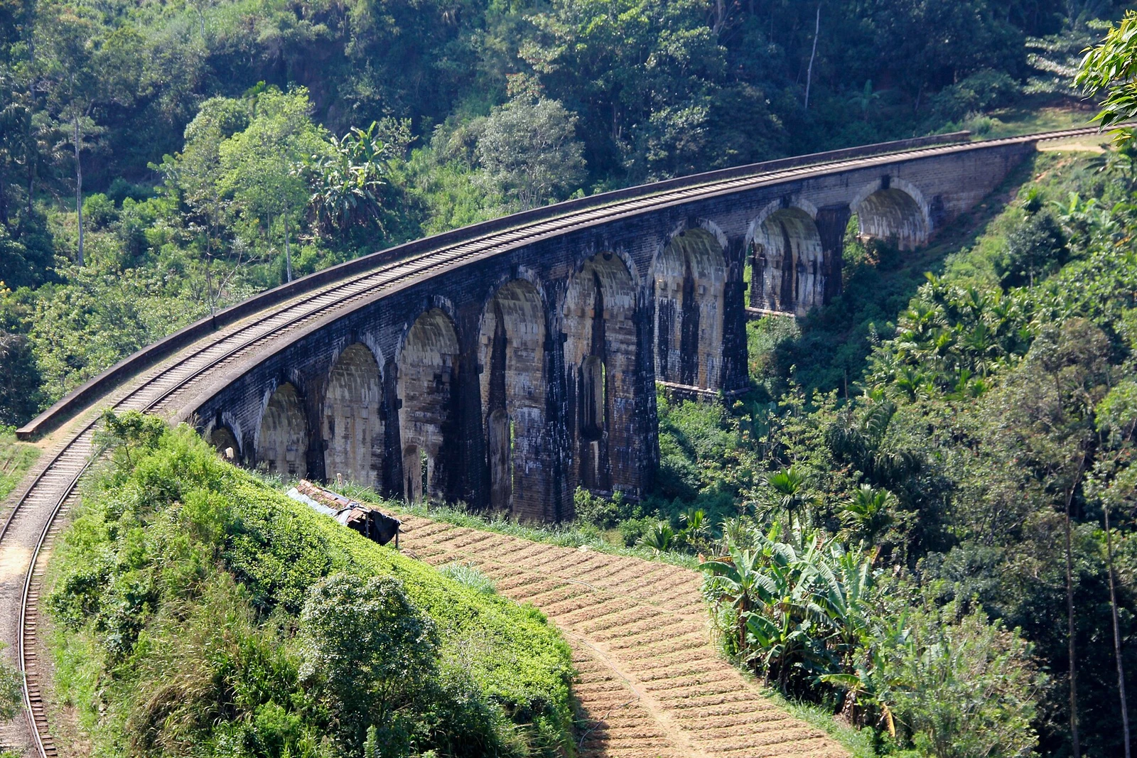 Nine Arch Bridge, Demodara Ella.jpg