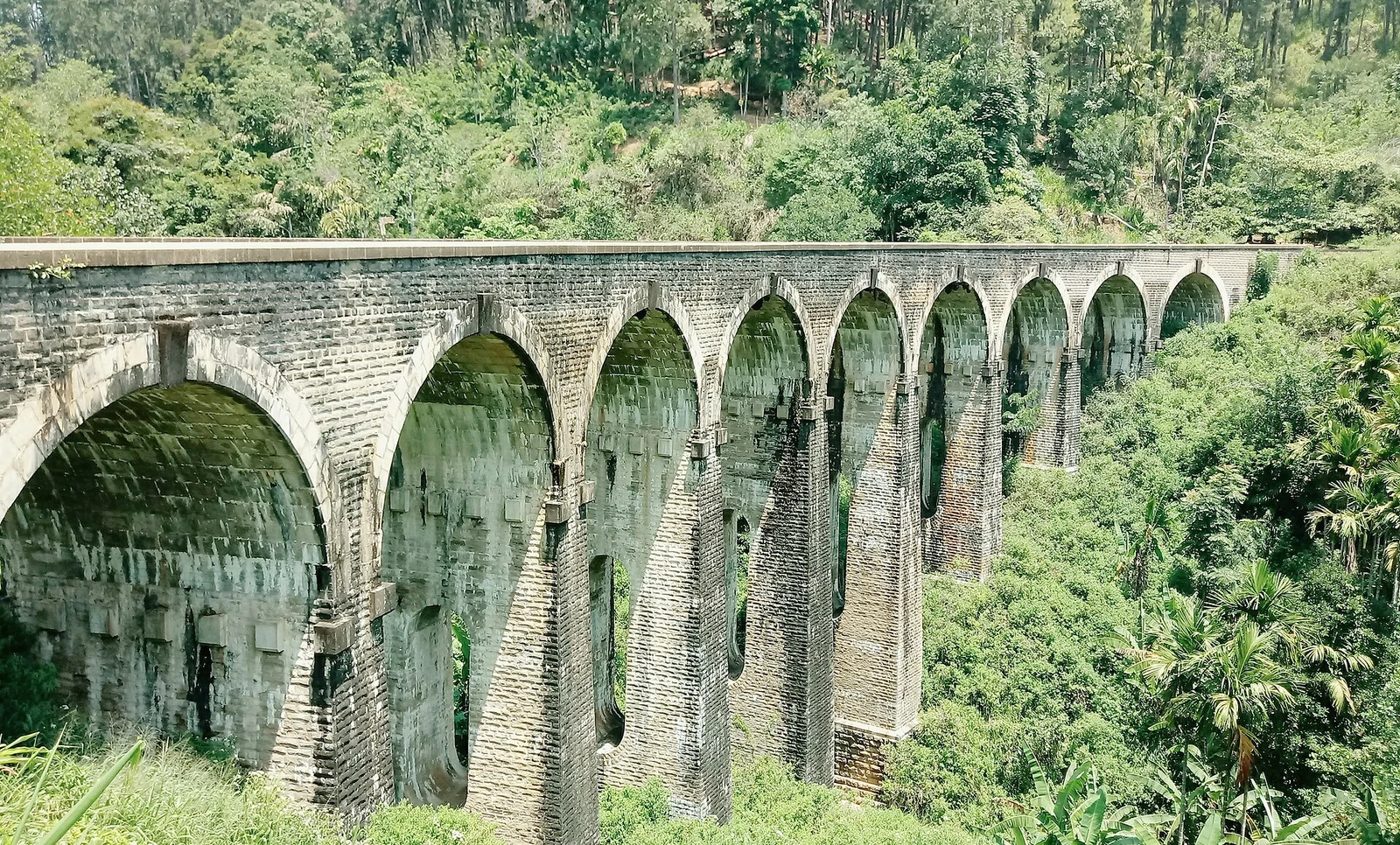 Nine arch bridge, Ella, Sri lanka.jpg