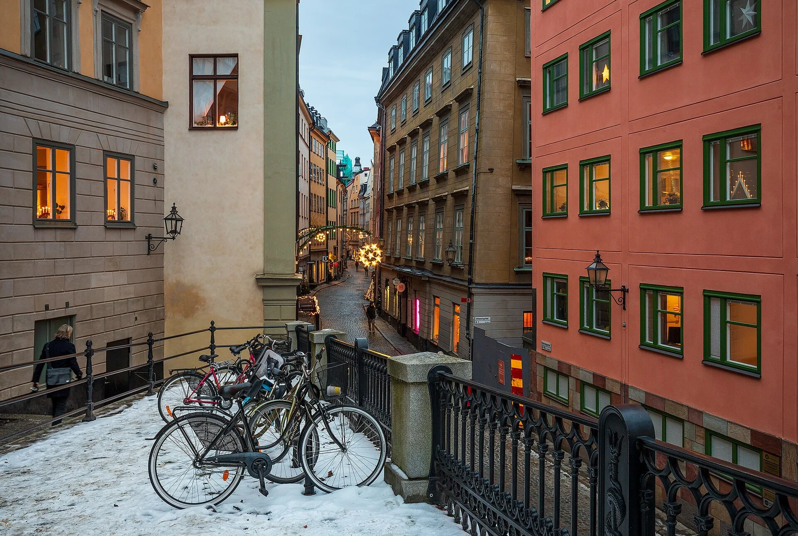 Corner between Södra Benickebrinken and Österlånggatan in Gamla Stan, Stockholm, Sweden, 2022 December.jpg
