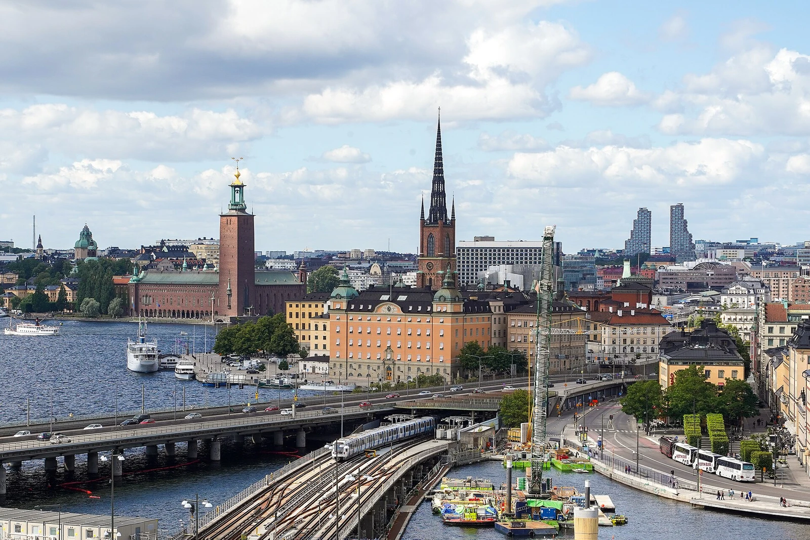 Gamla Stan tunnelbanestation, Centralbron, Riddarfjärden, Stadshus, Riddarholmskyrkan and Norra tornen, Stockholm, Sweden.jpg
