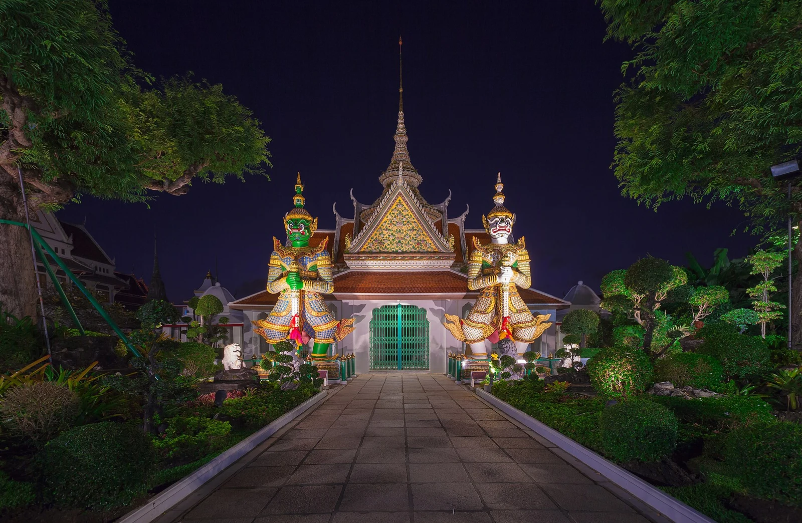 Wat Arun, entrance 2.jpg