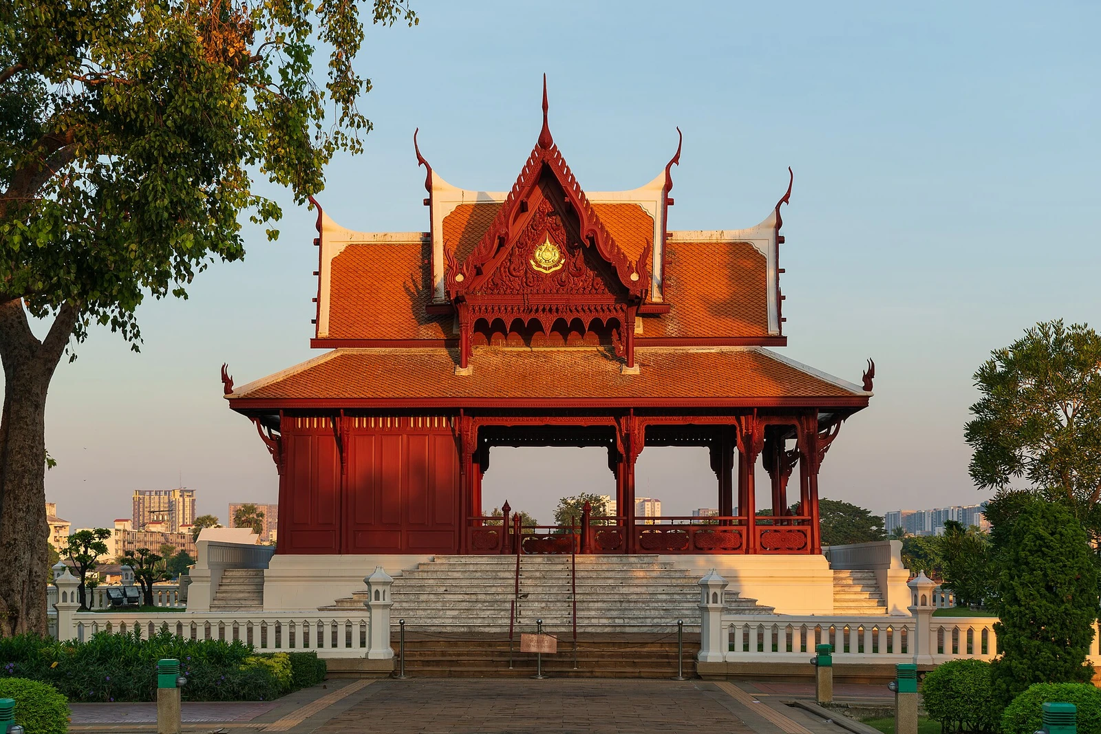 Bangkok - Santichaiprakarn Throne Hall at golden hour Jan 2024.jpg