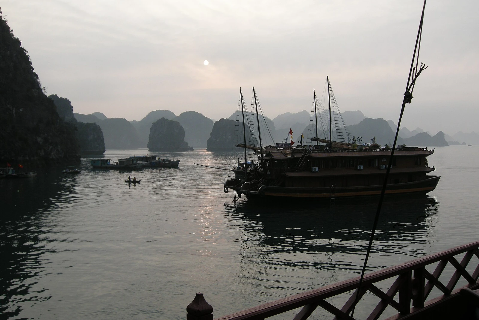 Ha Long Bay, Vietnam, Sunset in Ha Long Bay 2.jpg
